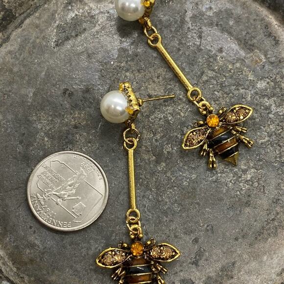 NEW Bee’s Day Off Dangle Earrings - Picture 15 of 15